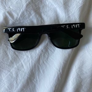 Taylor Swift 1989 sunglasses!